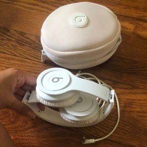 White Solo HD Beats by Dr Dre